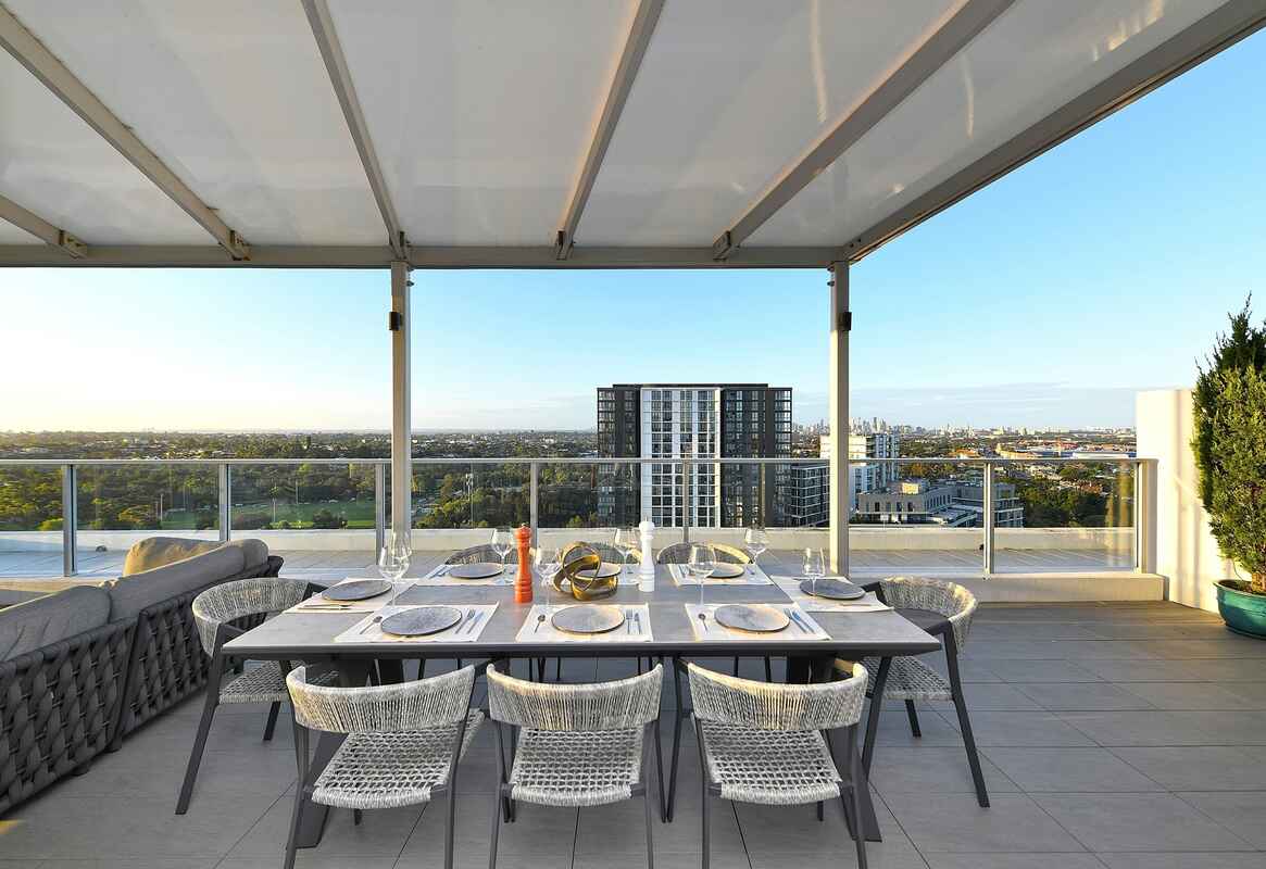 Prestigious Penthouse with Breathtaking Panoramic Views 